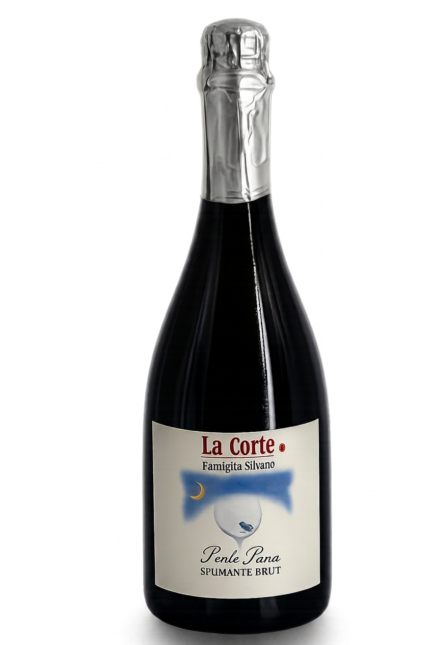 Flaska La Corte – Famiglia Sillano Spumante Brut med silverfolie och etikett mot vit bakgrund.